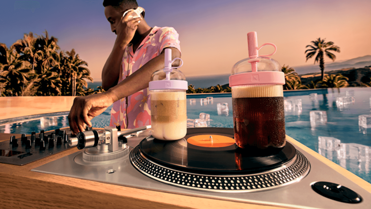 DJ mixant près d’une piscine avec des boissons café glacées Nespresso au coucher du soleil.