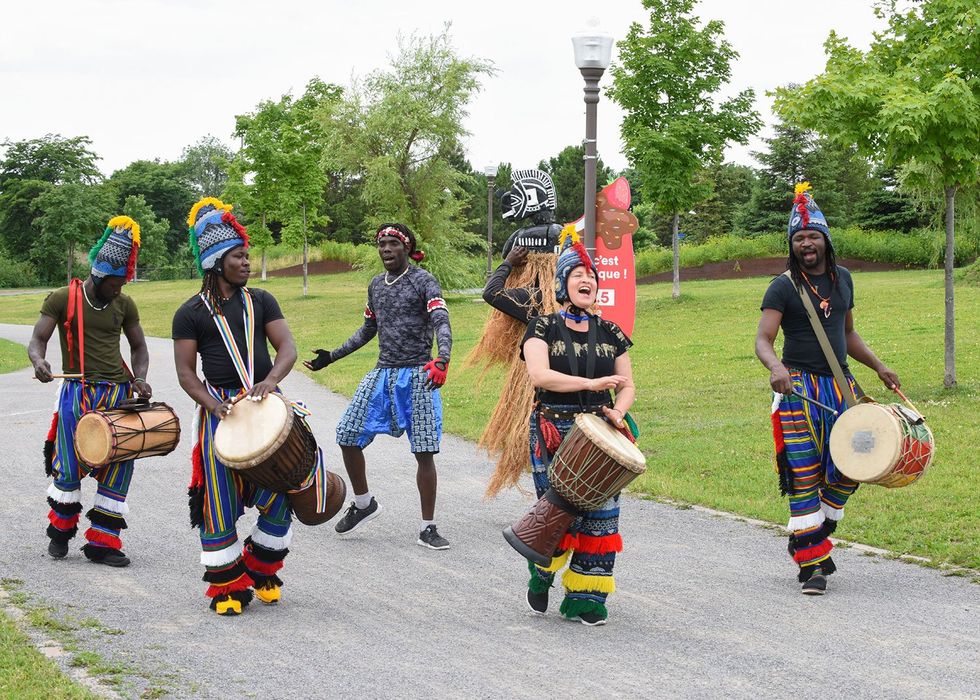 Djemb\u00e9 Qu\u00e9bec lors d'une prestation artistique \u00e0 la Place du Grand March\u00e9, \u00e0 Limoilou.