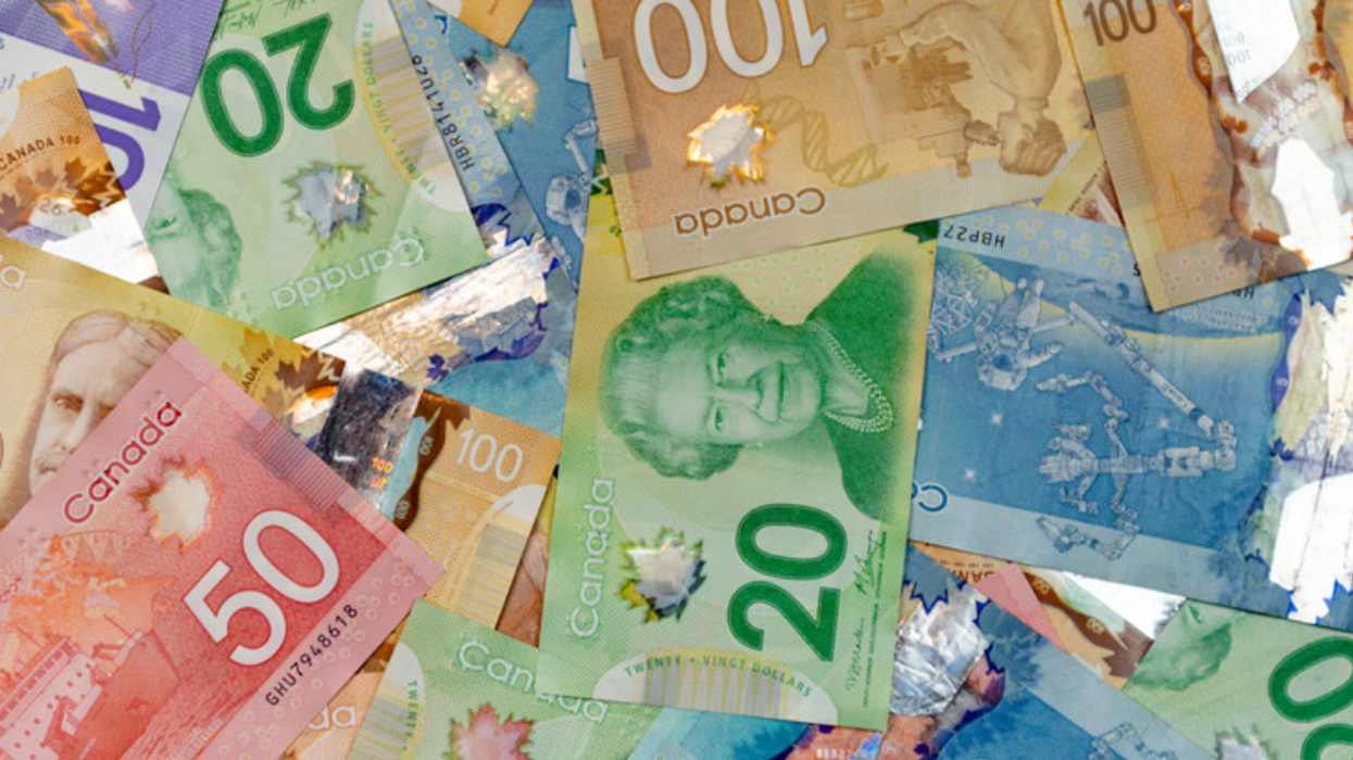 Dollars canadiens.