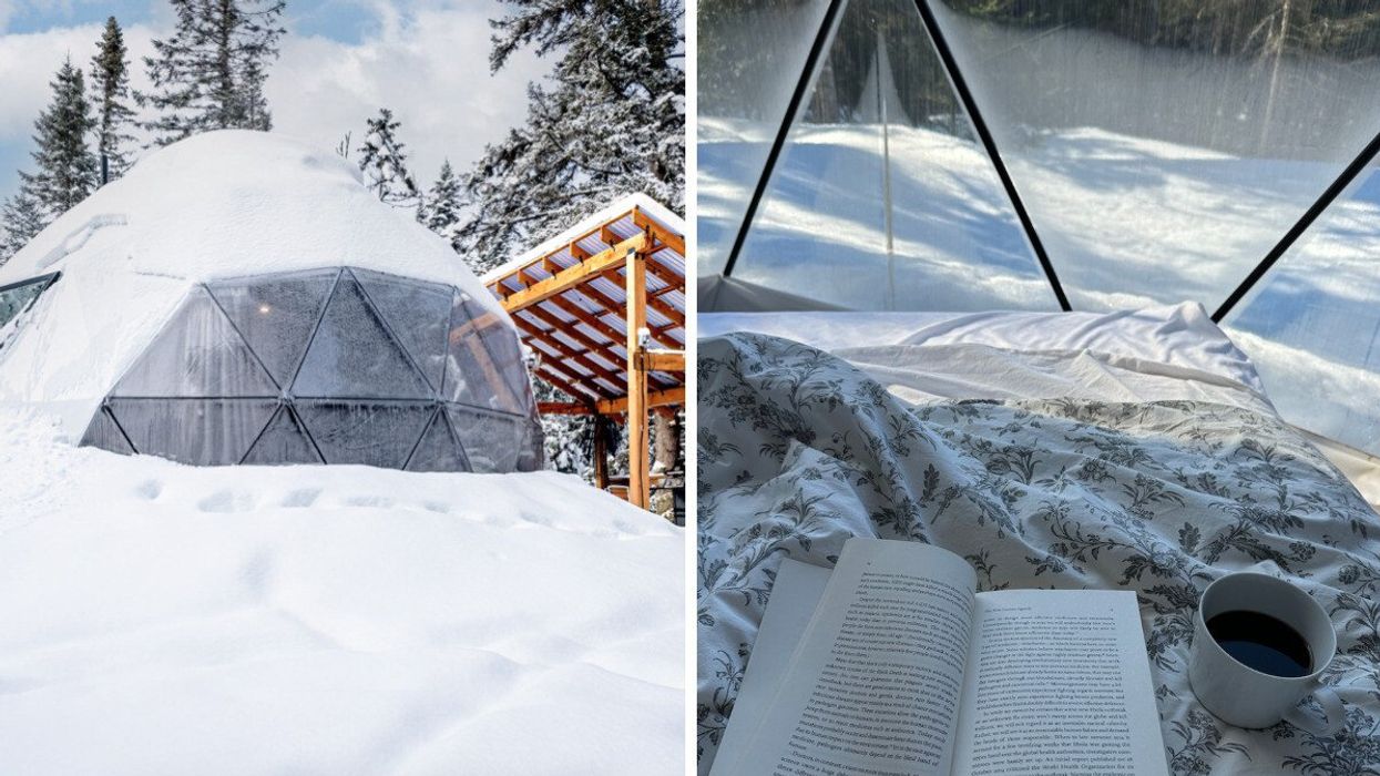 Dôme recouvert de neige avec une terrasse en bois. À droite un livre sur un lit avec un café.