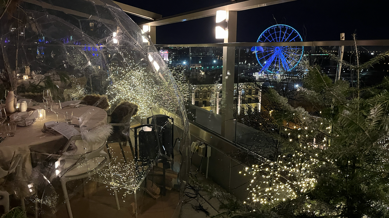 Dôme transparent de le Terrasse William Gray qui donne une vue sur le Vieux-Port illuminé.