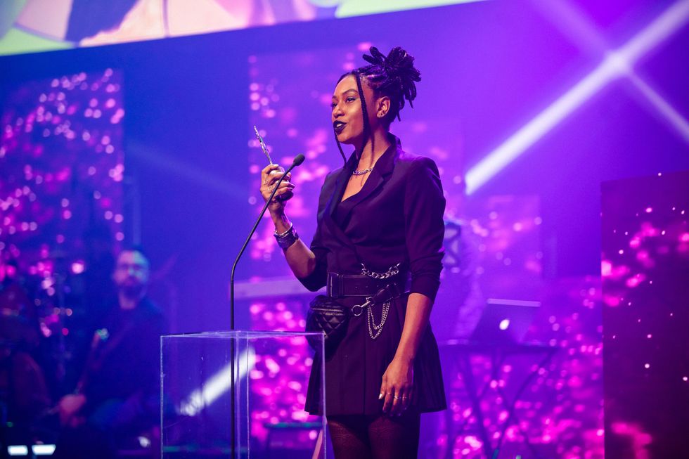 Dominique Fils-Aim\u00e9 remporte le prix de l'artiste anglophone de l'ann\u00e9e au Gala Dynastie.