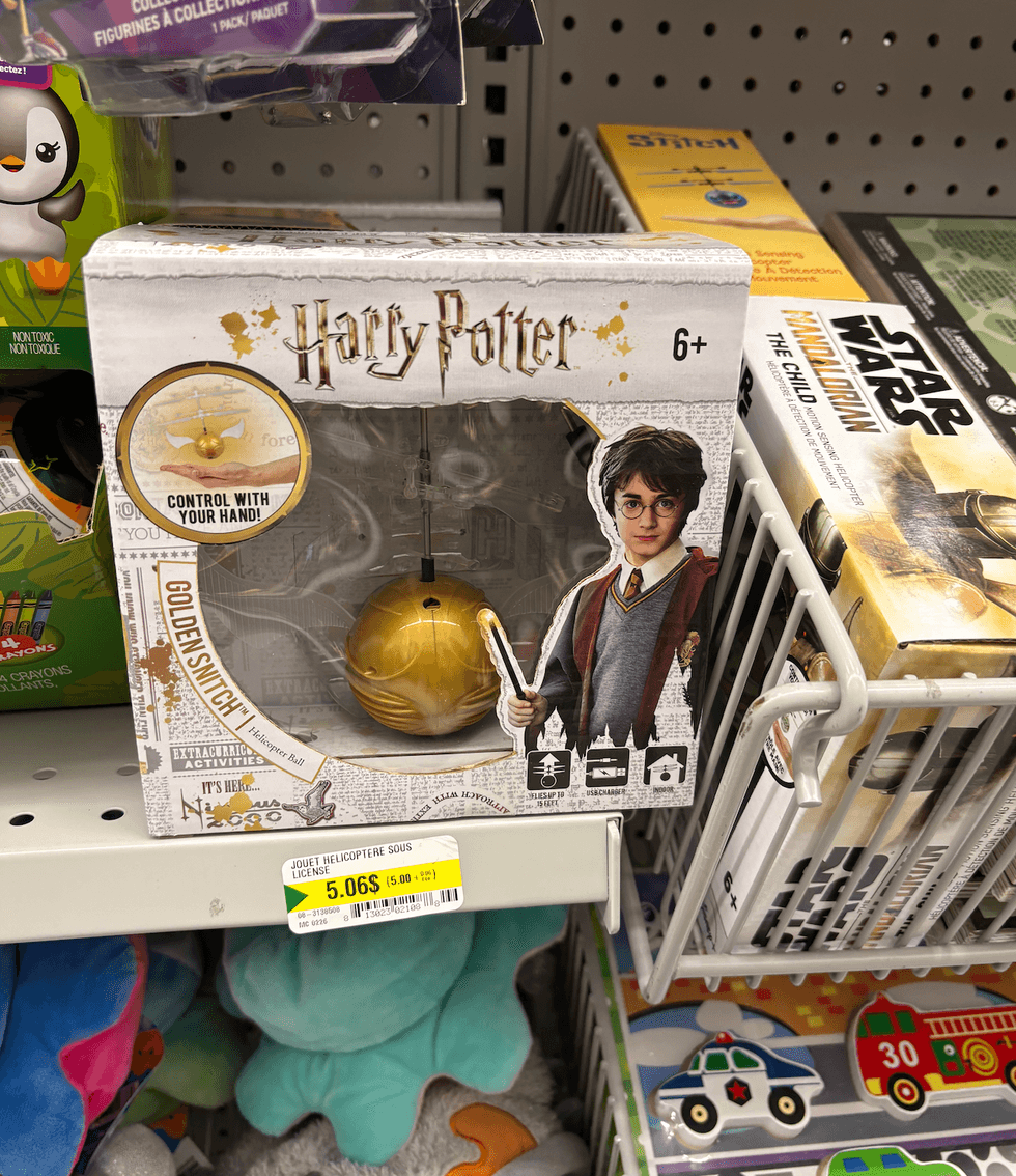 Drone vif d'or de la collection Harry Potter sur les tablettes du Dollarama.