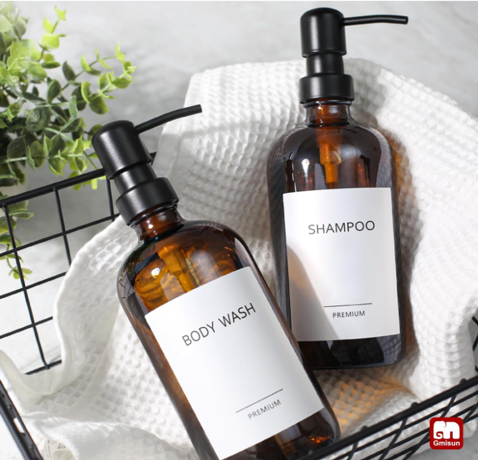 Duo de pompes \u00e0 savon en verre ambr\u00e9.