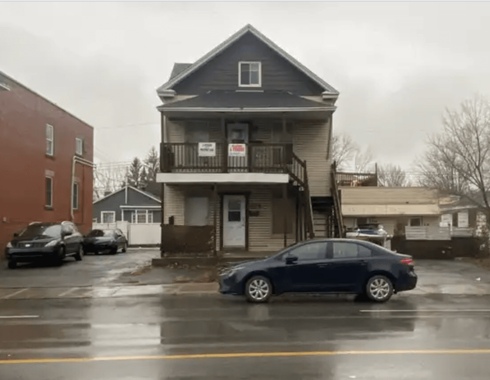 Duplex \u00e0 d\u00e9molir - Terrain r\u00e9sidentiel \u00e0 vendre.