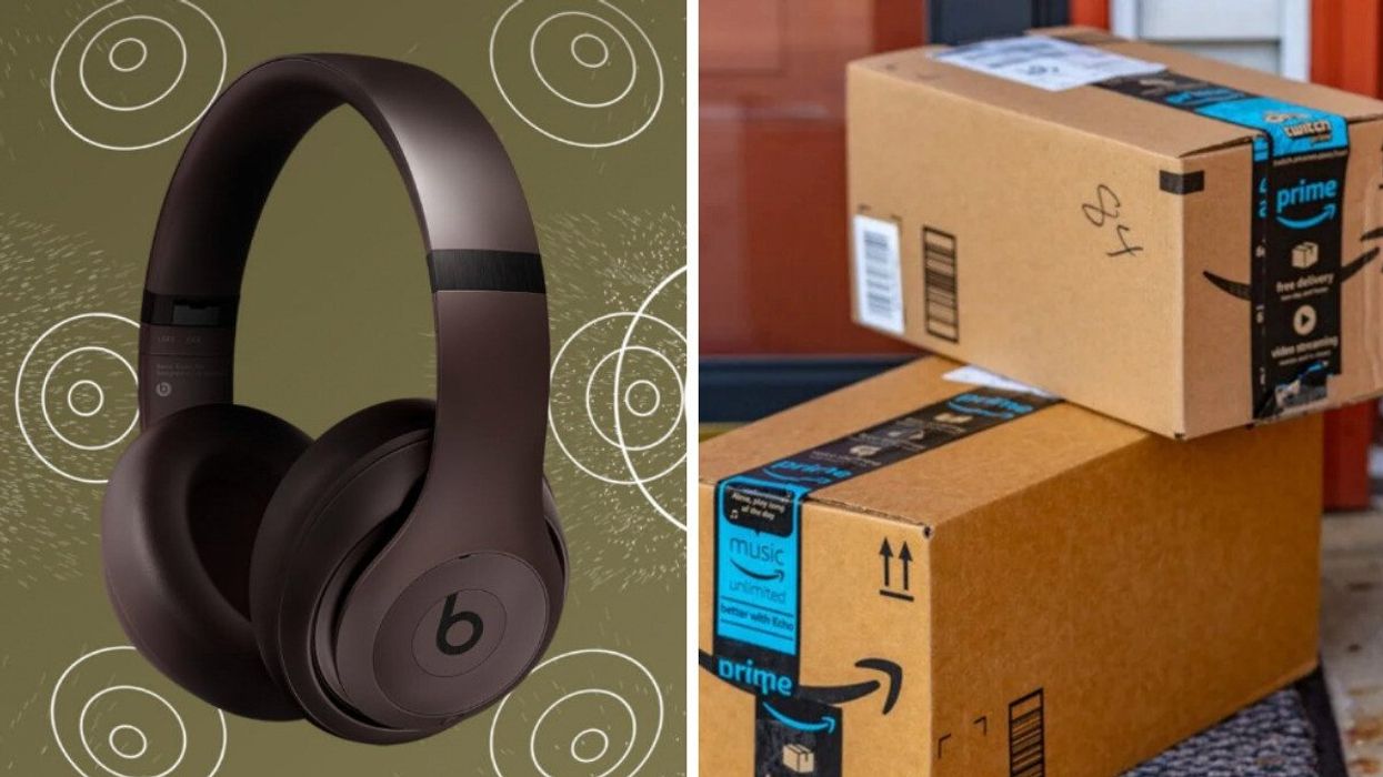 Écouteurs bruns sans fil de marque Beats. Droite : Boîtes d'Amazon Prime par terre devant une porte. 