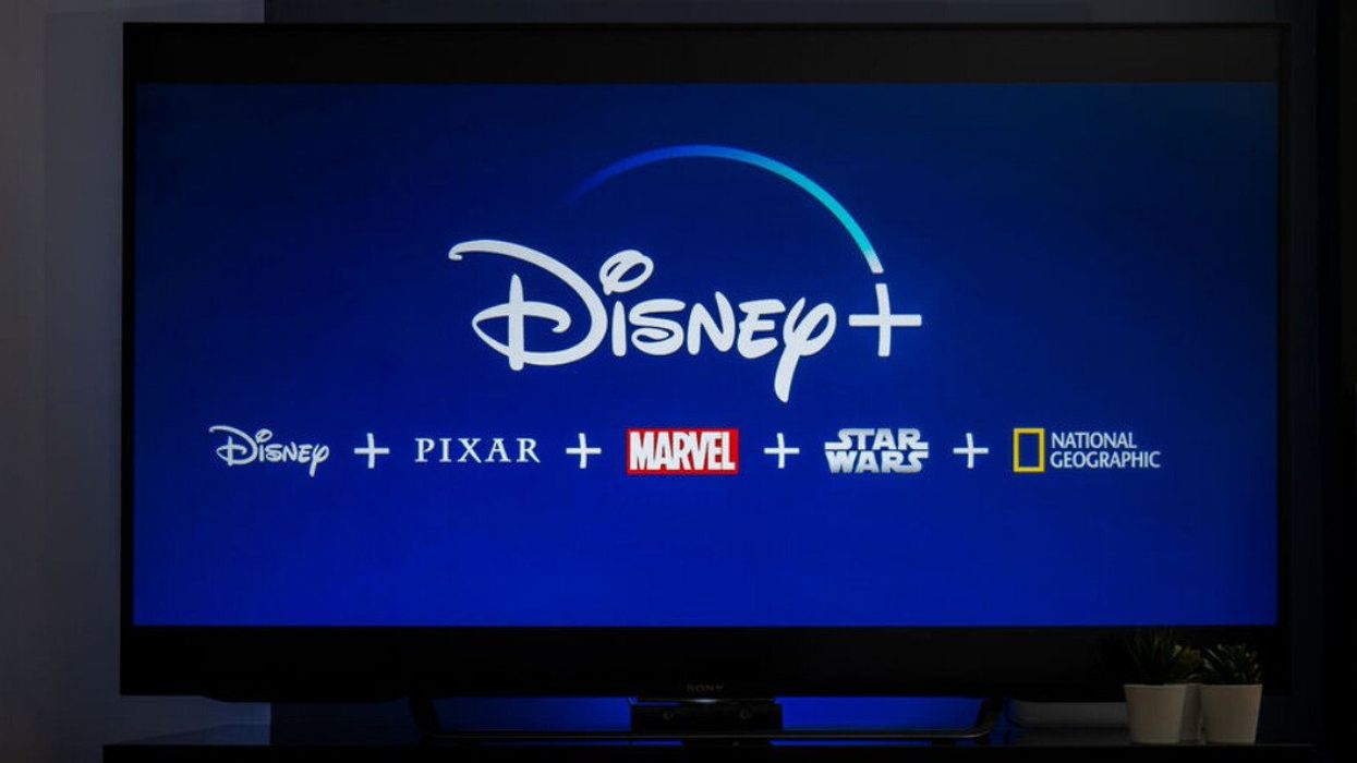 Écran d'accueil de Disney+ sur un téléviseur.