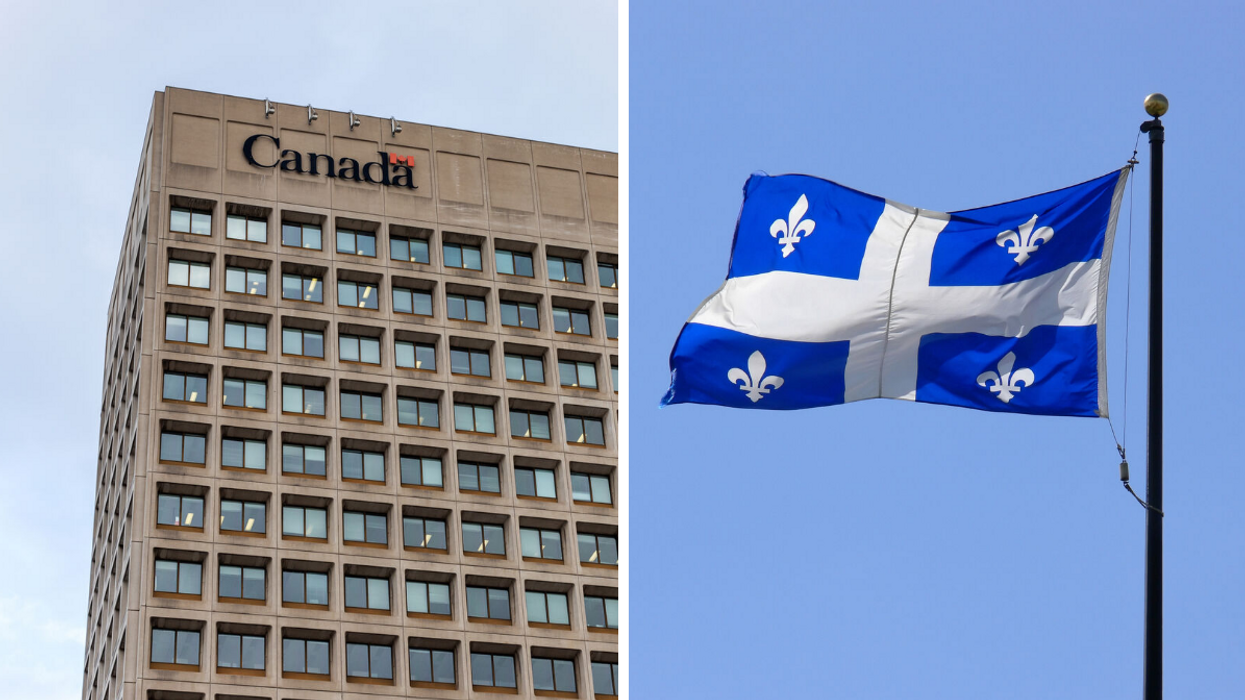 Édifice du gouvernement du Canada. Droite: Drapeau québécois.