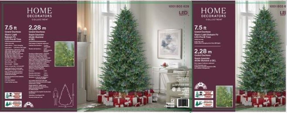 Emballage d'un sapin de No\u00ebl artificiel, de la marque Home Decorators.