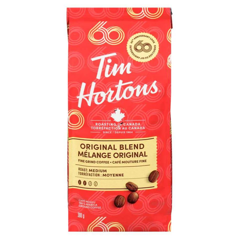 Emballage de caf\u00e9 moulu m\u00e9lange original Tim Hortons sur fond blanc.