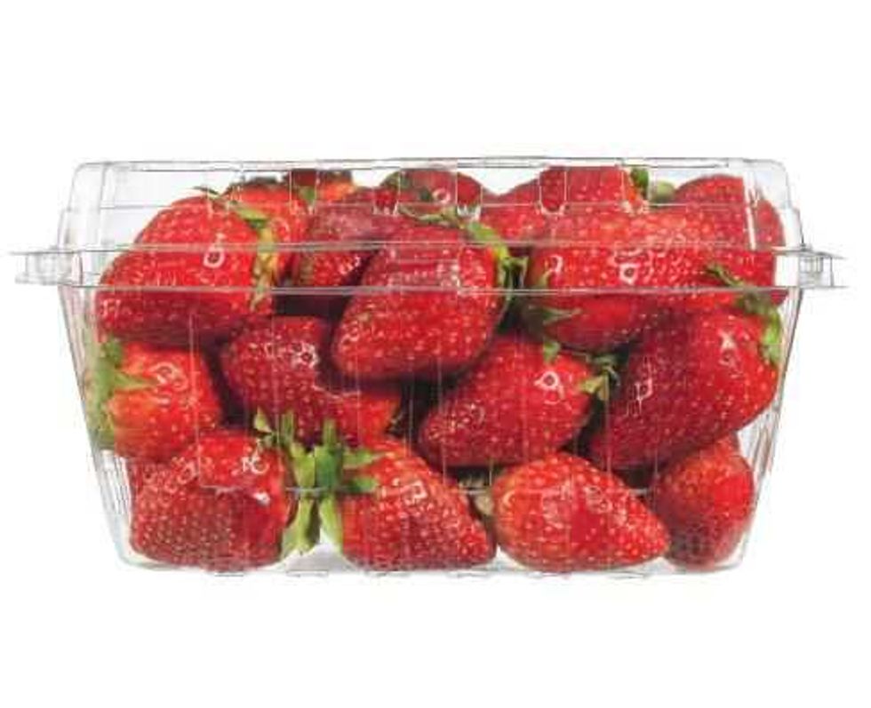 Emballage de fraises sur fond blanc.