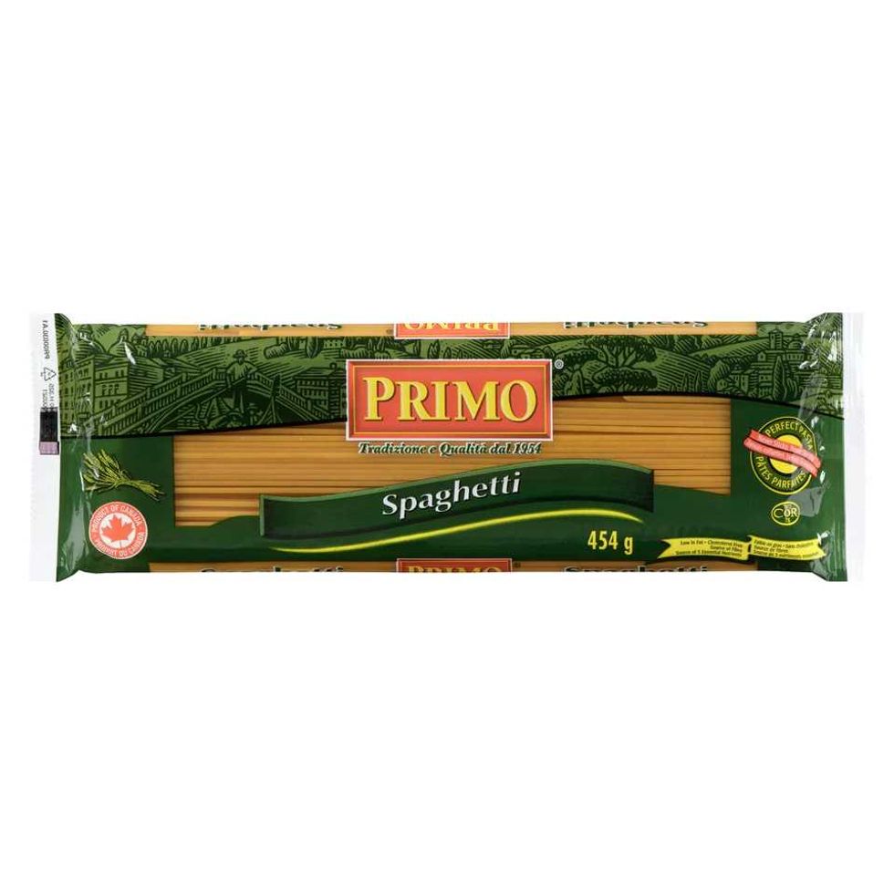 Emballage de p\u00e2tes alimentaires de type spaghetti de marque Primo sur fond blanc.