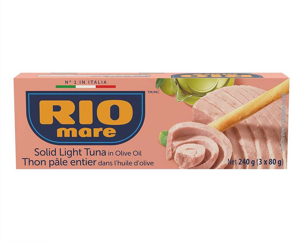 Emballage de trois cannes de thon p\u00e2le entier dans l'huile d'olive de Rio Mare.