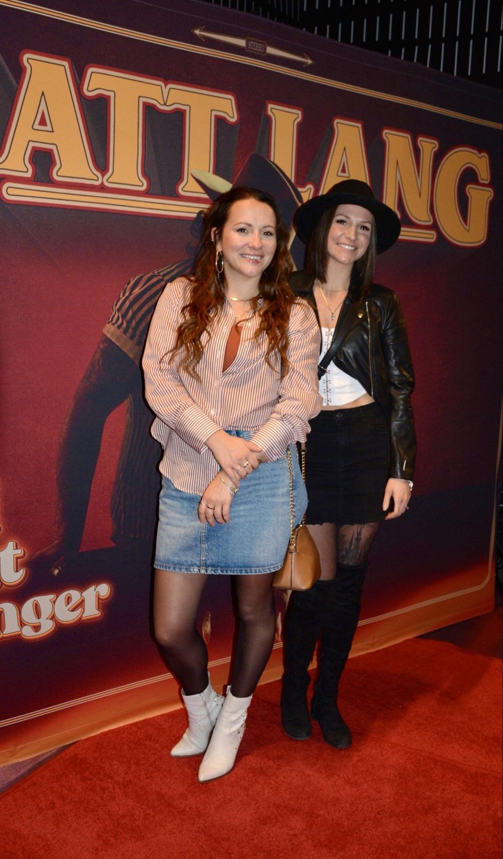 Emmanuelle Boucher et sa soeur sur le tapis rouge \u00e0 la premi\u00e8re de Matt Lang.