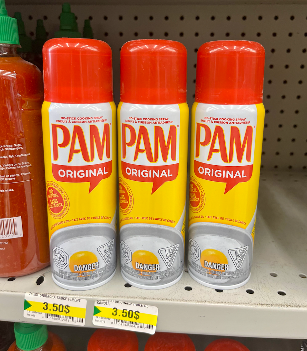 Enduit \u00e0 cuisson antiadh\u00e9sif Pam en a\u00e9rosol sur une tablette du Dollarama.
