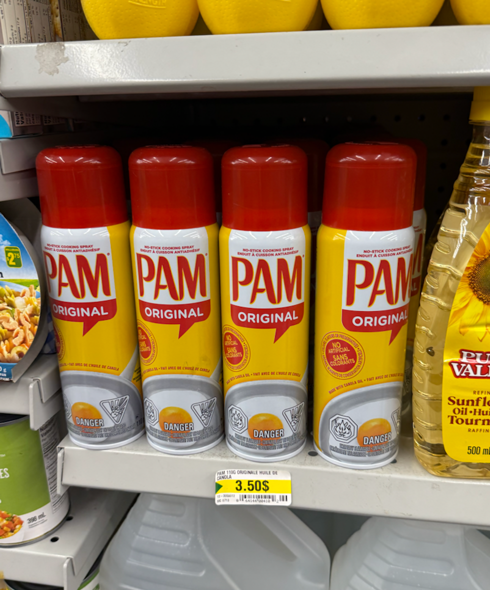 Enduit \u00e0 cuisson antiadh\u00e9sif Pam en a\u00e9rosol sur une tablette du Dollarama.