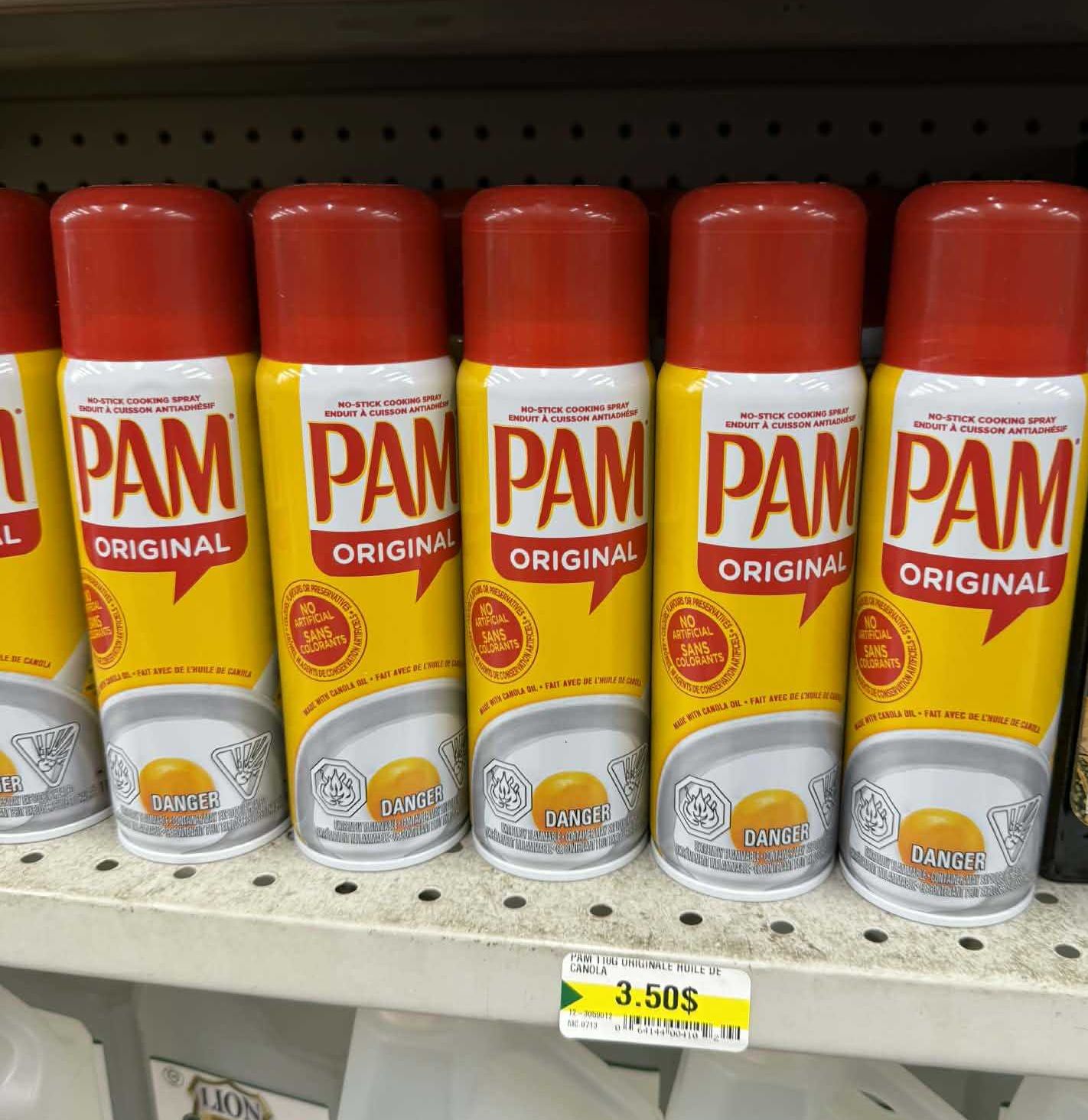 Enduit \u00e0 cuisson antiadh\u00e9sif PAM sur les tablettes du Dollarama.