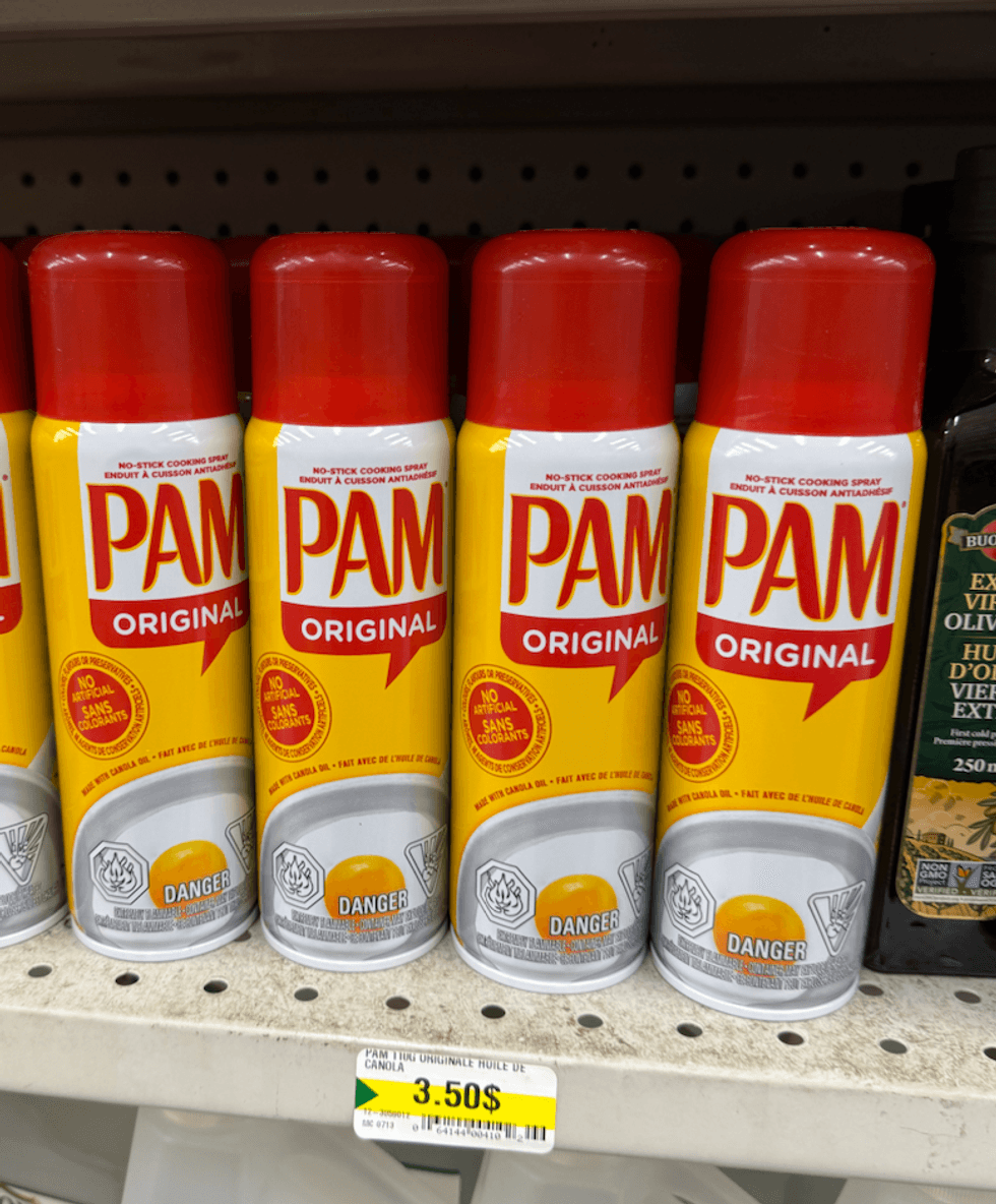 Enduit \u00e0 cuisson antiadh\u00e9sif Pam, vendu au Dollarama.