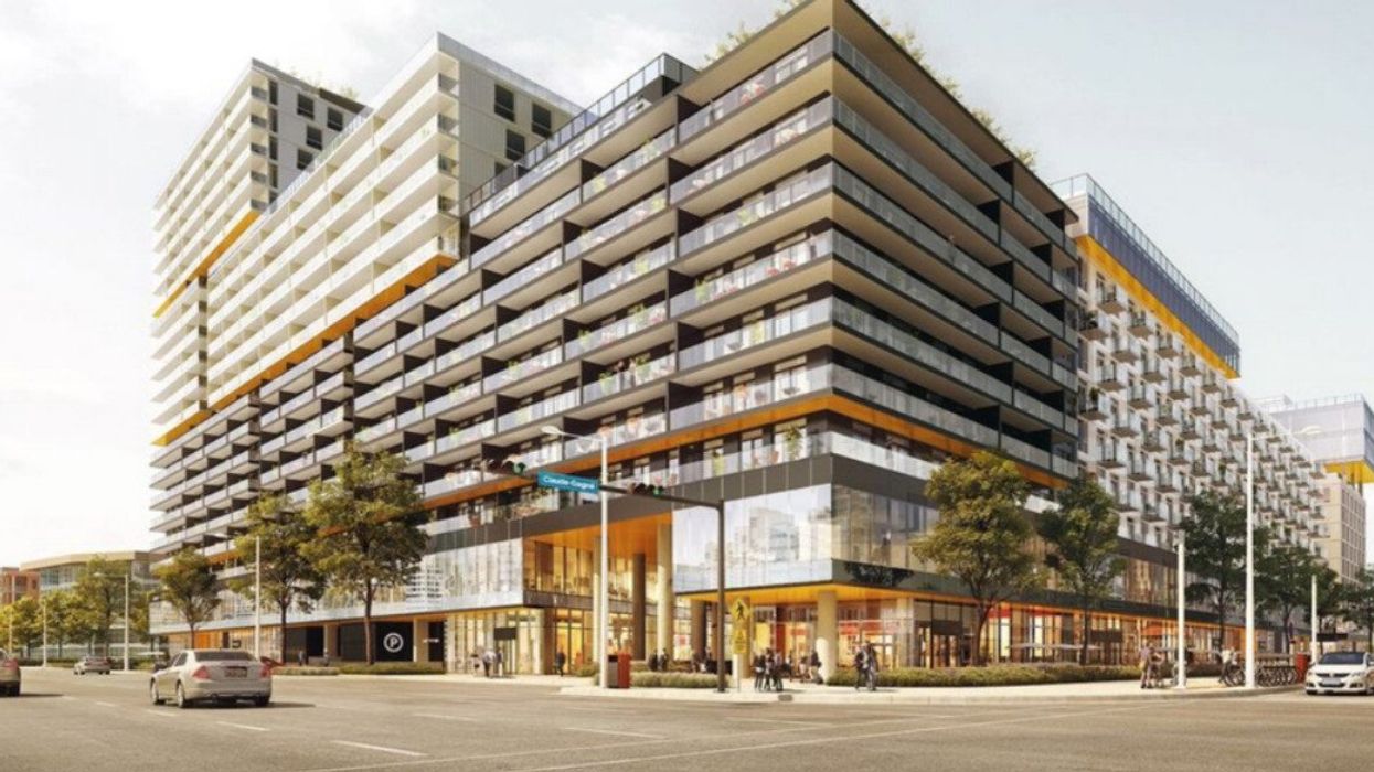 Énorme bâtiment avec plusieurs commerces au rez-de-chaussée.