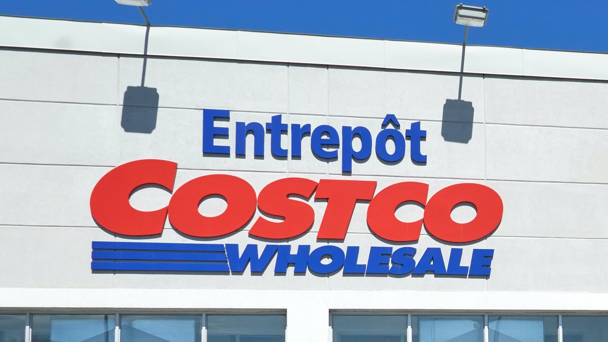 Enseigne bleue et rouge d'un Costco.