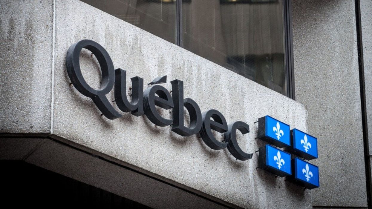 Enseigne du gouvernement du Québec sur un édifice public.
