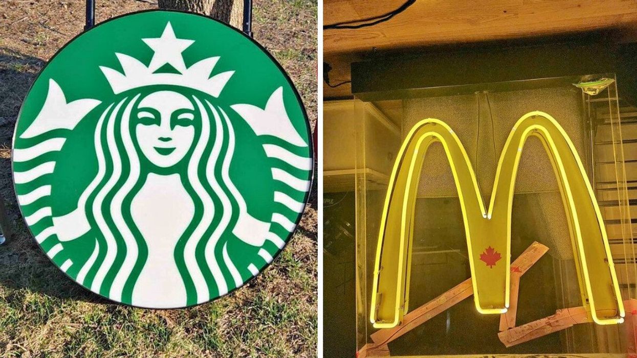 Enseigne du Starbucks. Droite : Enseigne du McDonald's.