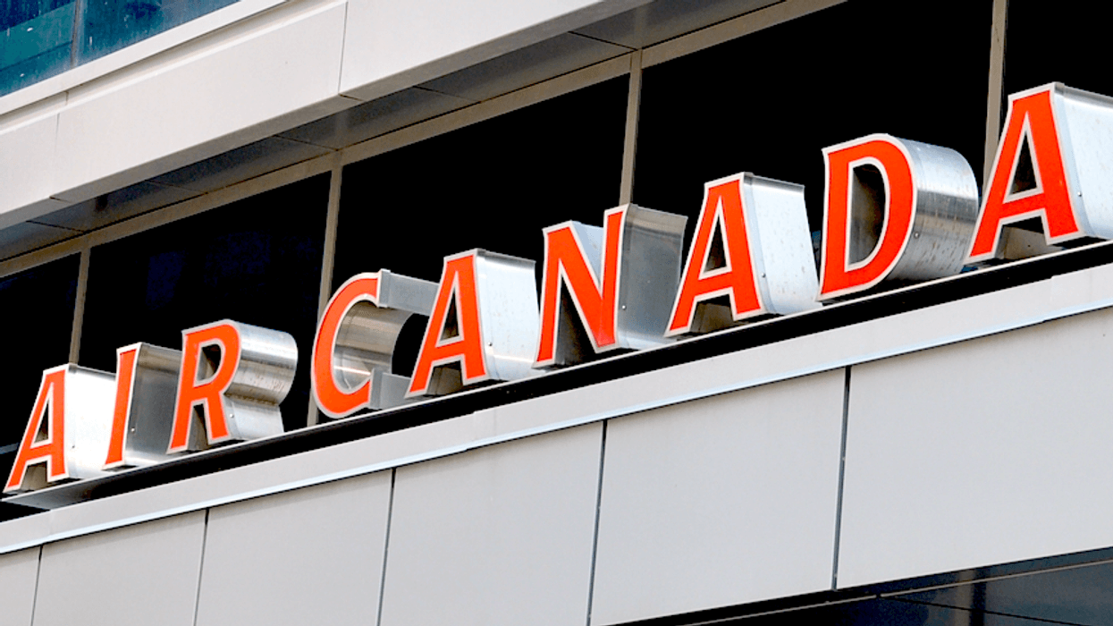 Enseigne rouge d'Air Canada.