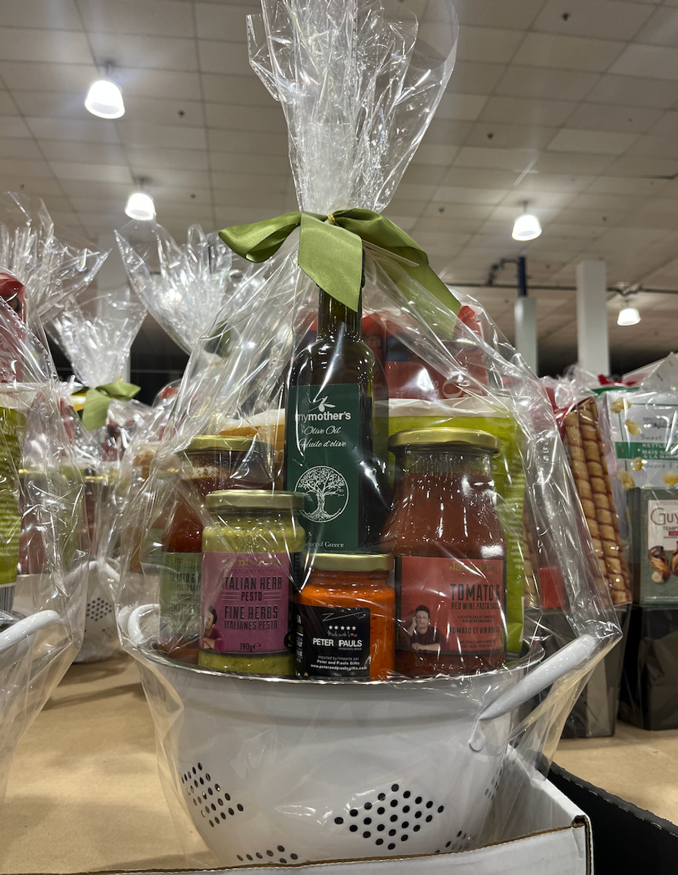 Ensemble-cadeau pour cuisiner des p\u00e2tes comprenant de l'huile d'olive, des sauces, une passoire, et plus.