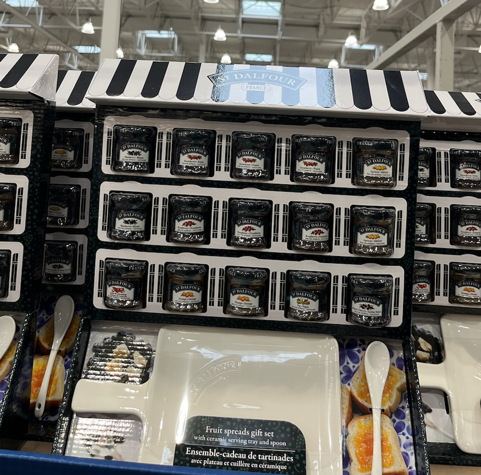 Ensemble comprenant quinze petits pots de confiture de marque St. Dalfour.