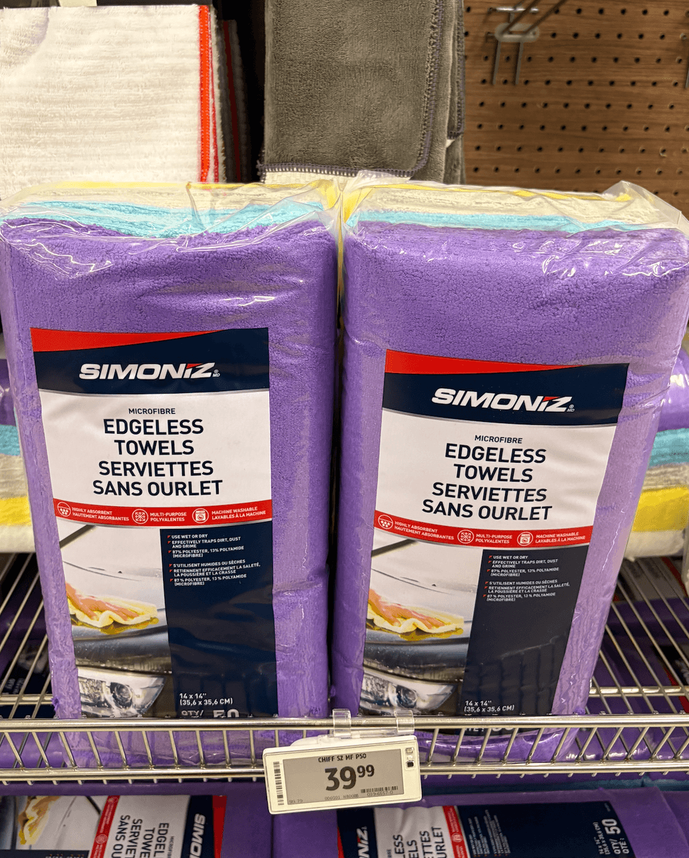 Ensemble de 50 serviettes sans ourlet sur les tablettes du Canadian Tire.