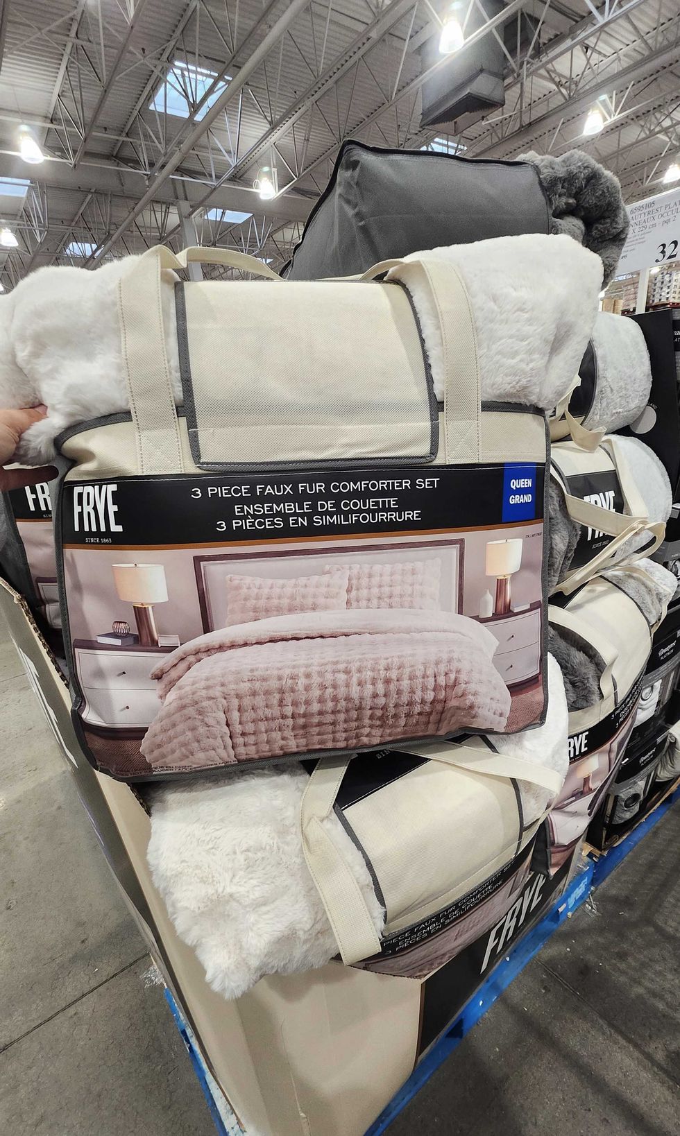 Ensemble de couette trois pi\u00e8ces en similifourrure.