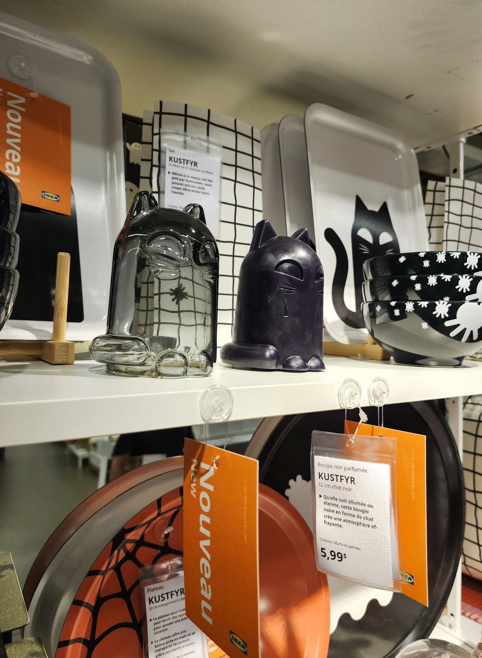 Ensemble de d\u00e9corations d'Halloween incluant des chats d\u00e9coratifs noir et en verre gris.