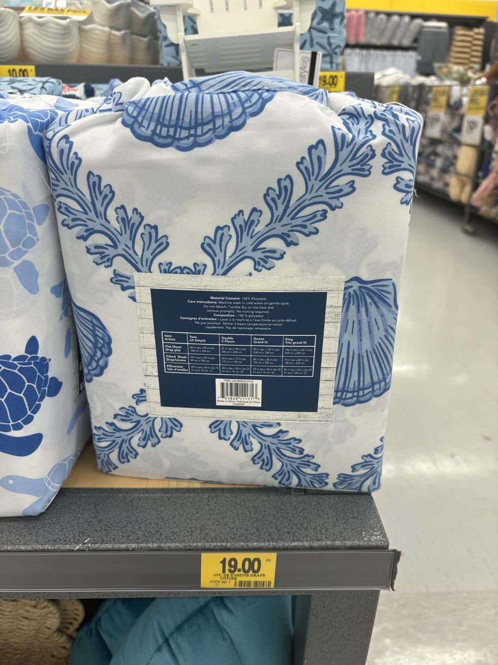 Ensemble de literie blanc avec motifs bleus de coquillages chez Tigre G\u00e9ant.