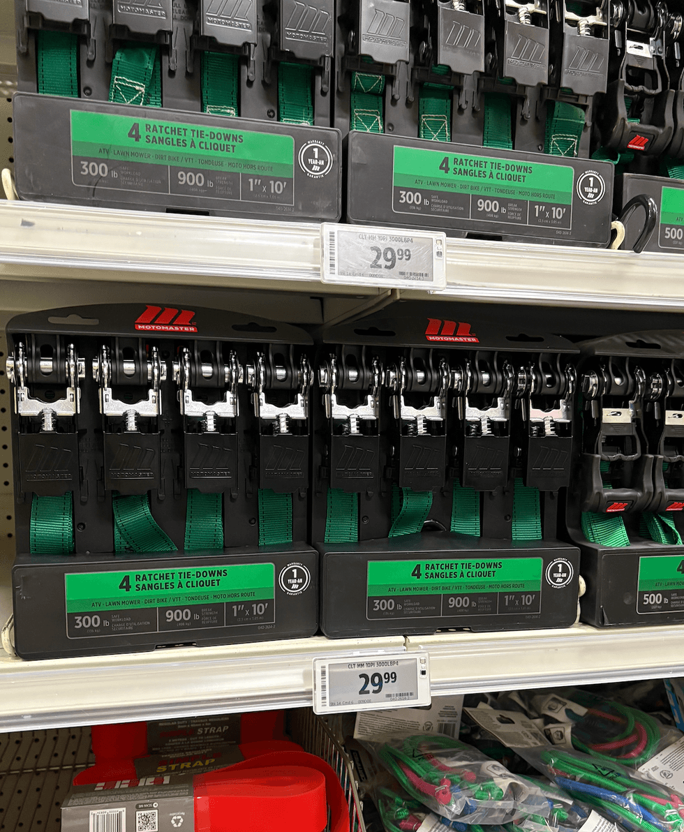 Ensemble de sangles \u00e0 cliquet sur les tablettes du Canadian Tire.