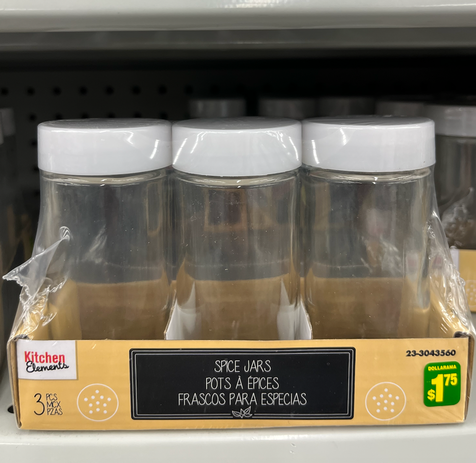 Ensemble de trois pots \u00e0 \u00e9pices en verre du Dollarama sur l'\u00e9tag\u00e8re.
