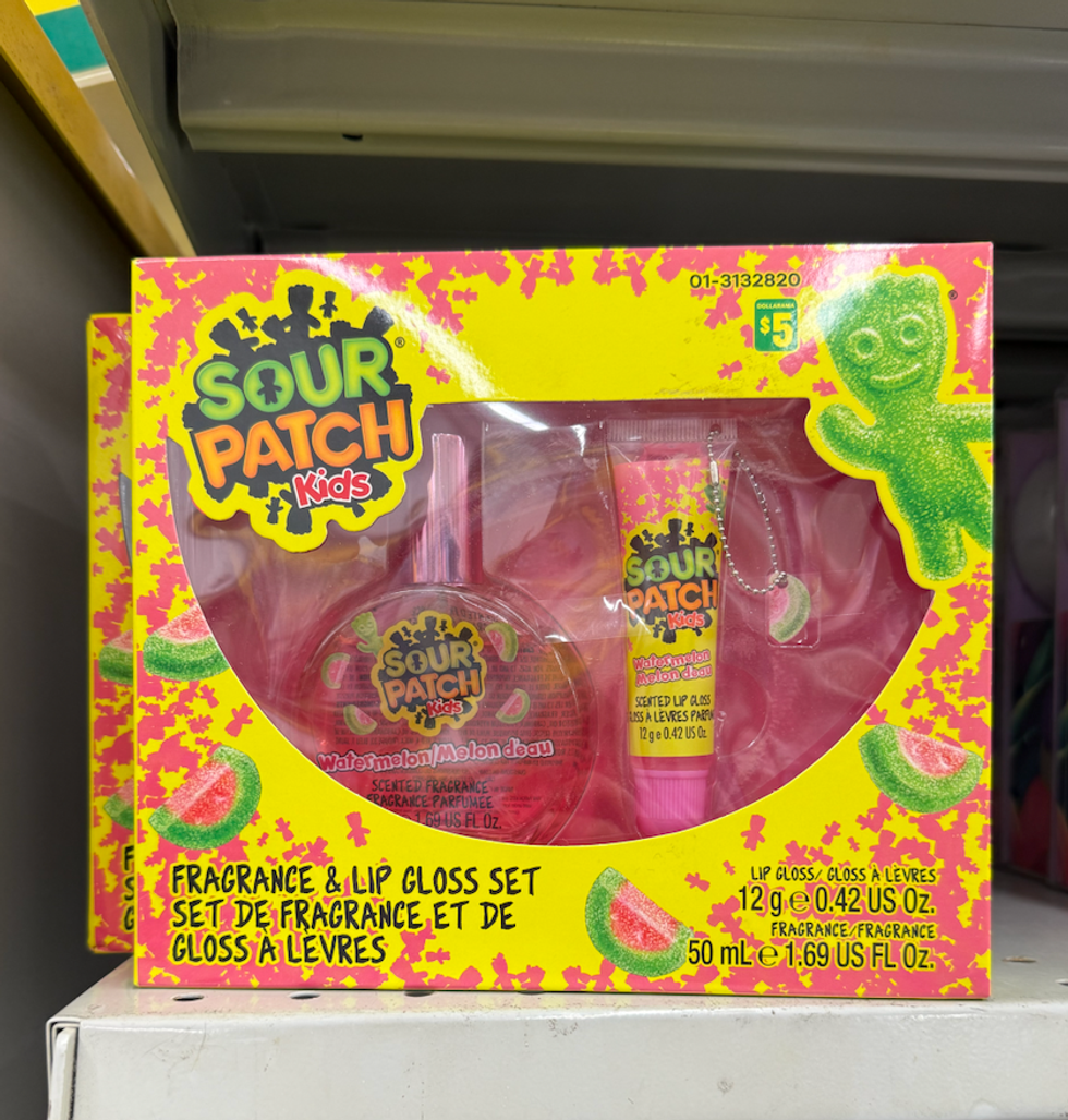Ensemble parfum et gloss \u00e0 l\u00e8vres Sour Patch expos\u00e9 sur une tablette chez Dollarama.