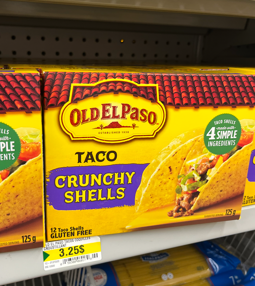 Ensemble \u00e0 tacos avec coquilles croustillantes Old El Paso sur les tablettes du Dollarama.