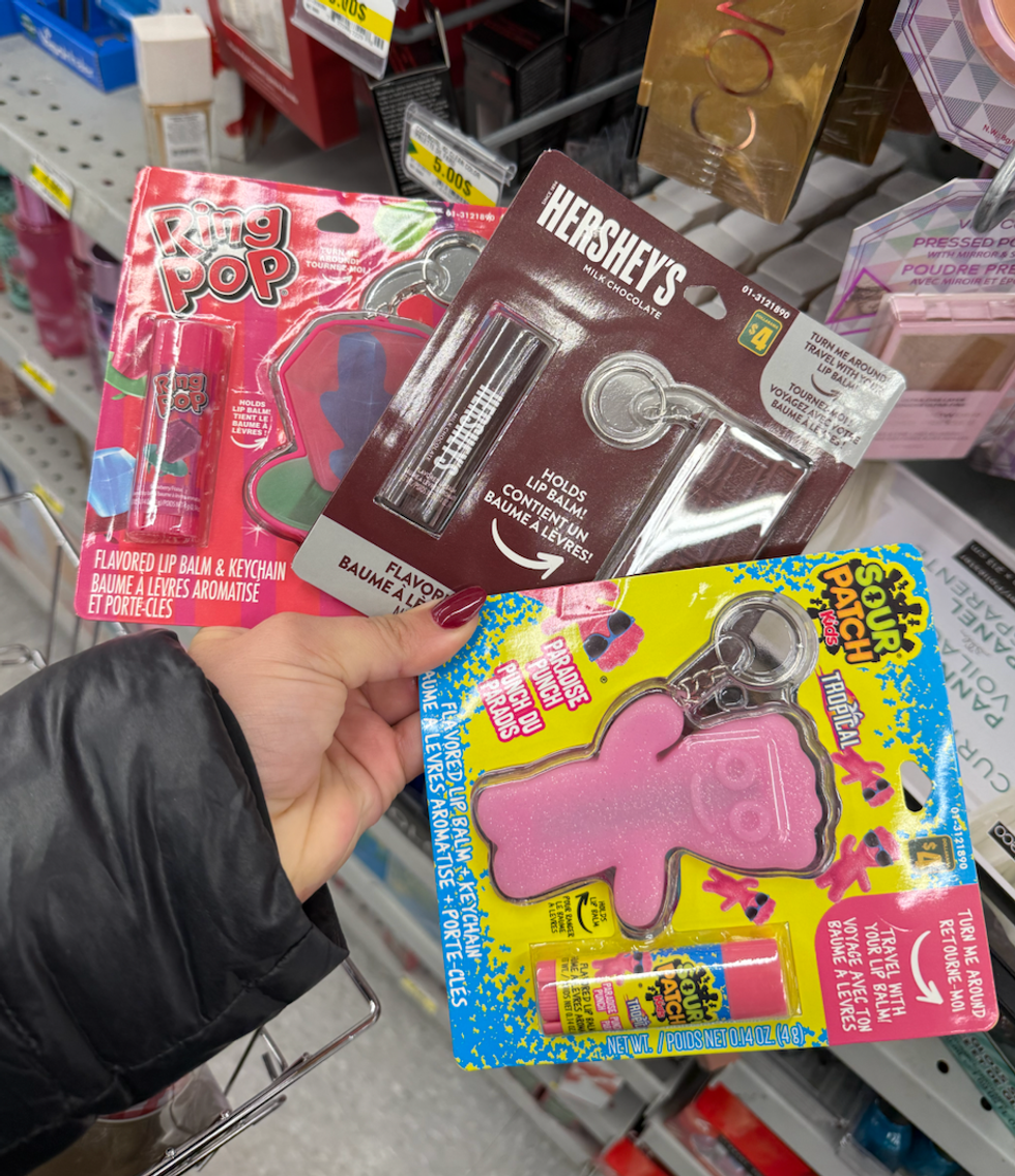 Ensembles de baumes \u00e0 l\u00e8vres aromatis\u00e9s avec porte-clefs de marques populaires chez Dollarama.