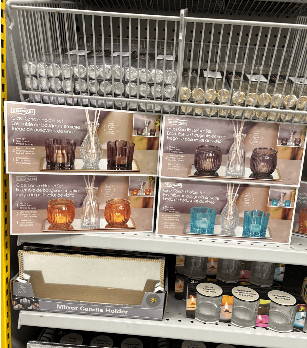 Ensembles de bougeoirs en verre sur les tablettes du Dollarama.