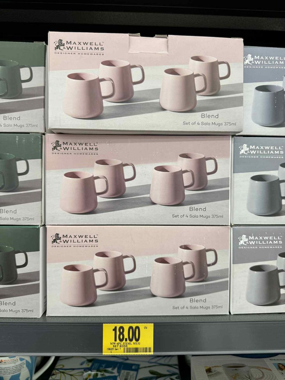 Ensembles de quatre tasses de diff\u00e9rentes couleurs en vente pour 18 $ chez Tigre G\u00e9ant.