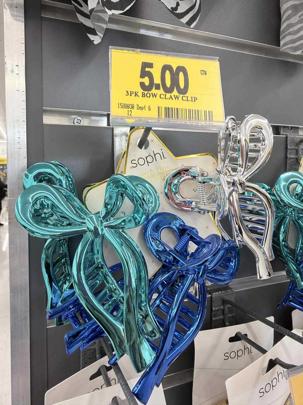 Ensembles de trois pinces \u00e0 cheveux vendus au Tigre G\u00e9ant pour 5 $.