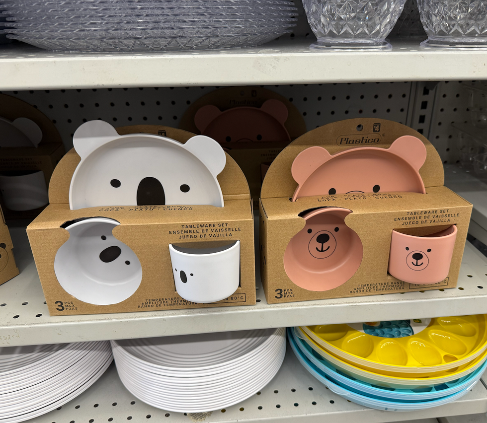 Ensembles de vaisselle pour enfants en forme d\u2019ourson expos\u00e9s sur les tablettes du Dollarama.