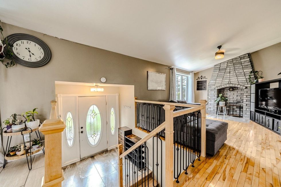 Entr\u00e9e et salon d'une maison de plain-pied \u00e0 vendre \u00e0 Sainte-Marthe-sur-le-Lac.