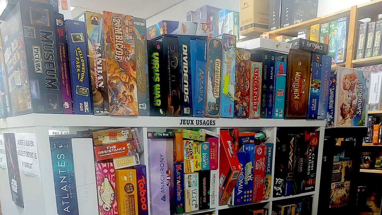 Étagères remplies de jeux de sociétés usagés en vente à la boutique Ludold.
