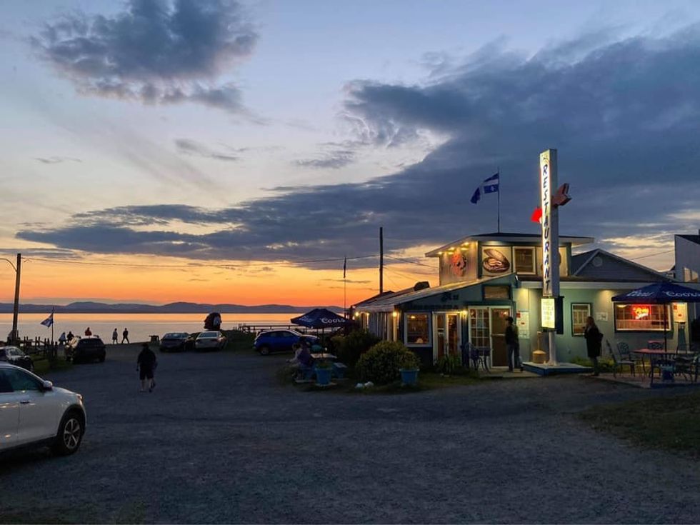 Ext\u00e9rieur et stationnement du casse-cro\u00fbte Au Boucaneux.