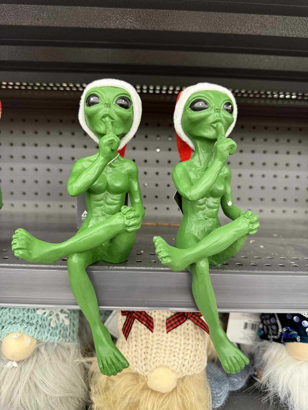 Extraterrestres de No\u00ebl de 10 pouces vendus pour 10 $ au Tigre G\u00e9ant.