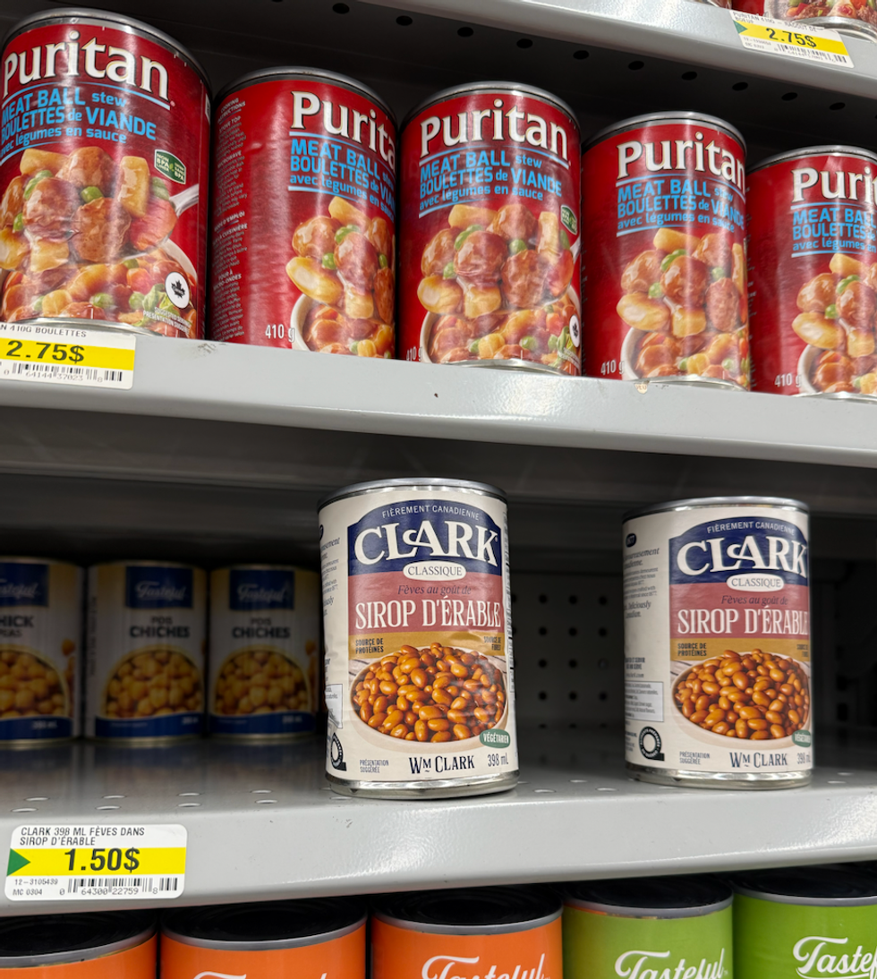 F\u00e8ves au lard au sirop d'\u00e9rable Clark sur les tablettes du Dollarama.