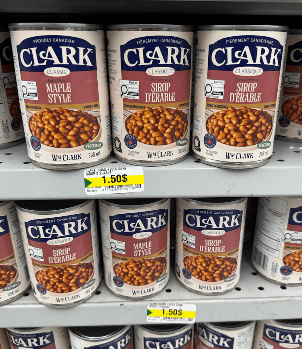 F\u00e8ves au lard de la marque Clark vendues au Dollarama.