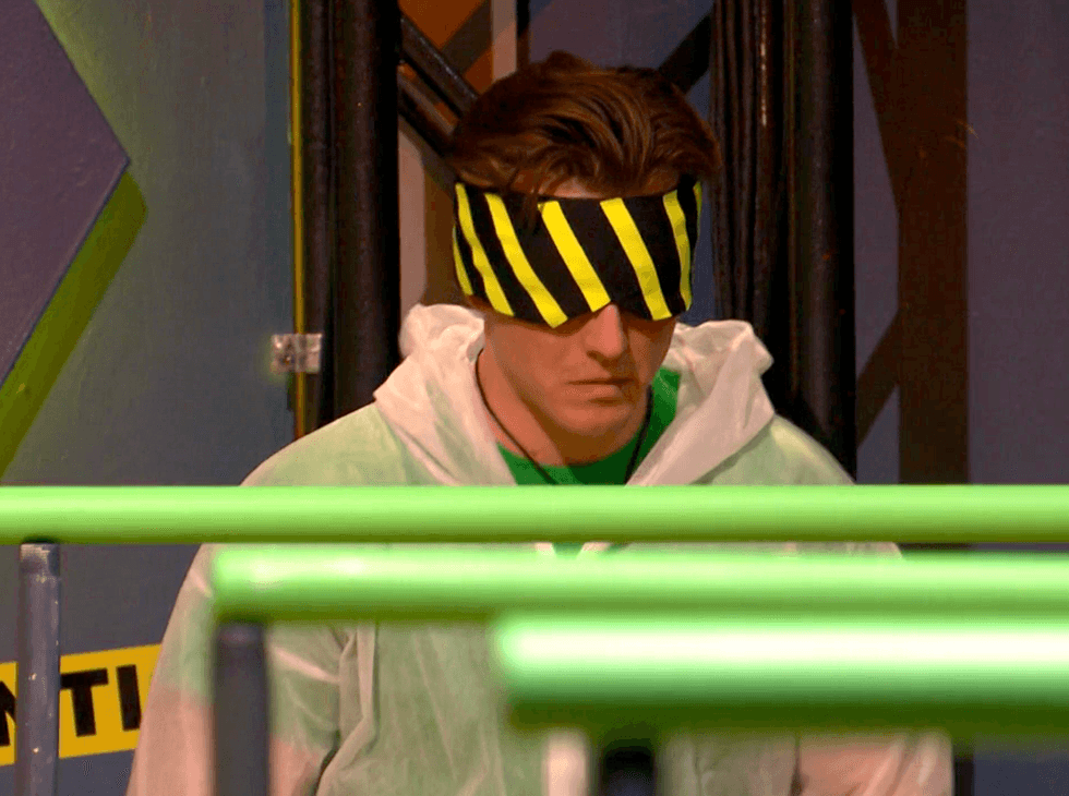 F\u00e9lix Dolci avec son bandeau lors du challenge \u00ab R\u00e9action Nucl\u00e9aire \u00bb \u00e0 Big Brother C\u00e9l\u00e9brit\u00e9s.