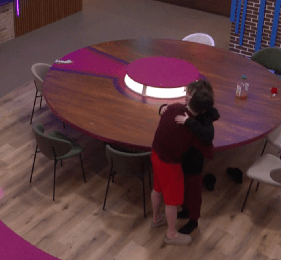 F\u00e9lix Dolci et Marie-\u00c8ve Beauregard qui s'enlacent \u00e0 Big Brother C\u00e9l\u00e9brit\u00e9s.